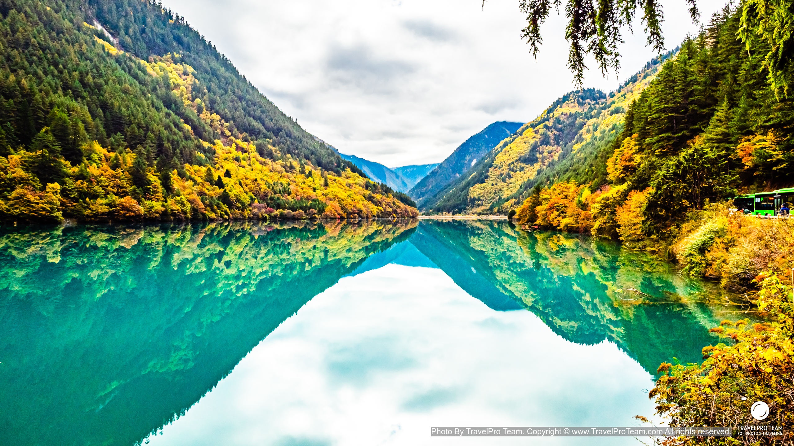 ทะเลสาบแรด (Rhino Lake) ในอุทยาน จิ่วจ้ายโกว