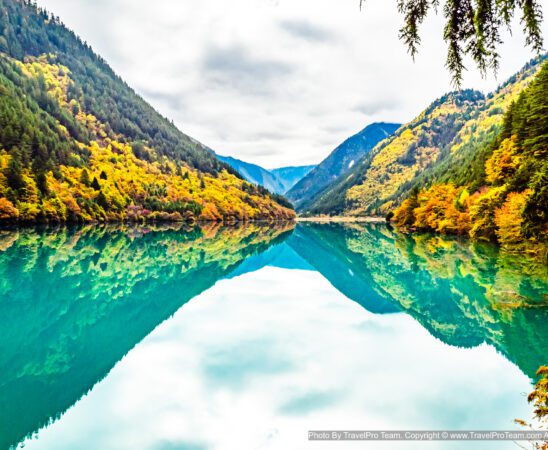 ทะเลสาบแรด (Rhino Lake) ในอุทยาน จิ่วจ้ายโกว