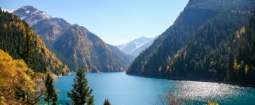 ทะเลสาบยาว ใน Jiuzhaigou