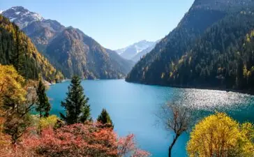 ทะเลสาบยาว ใน Jiuzhaigou