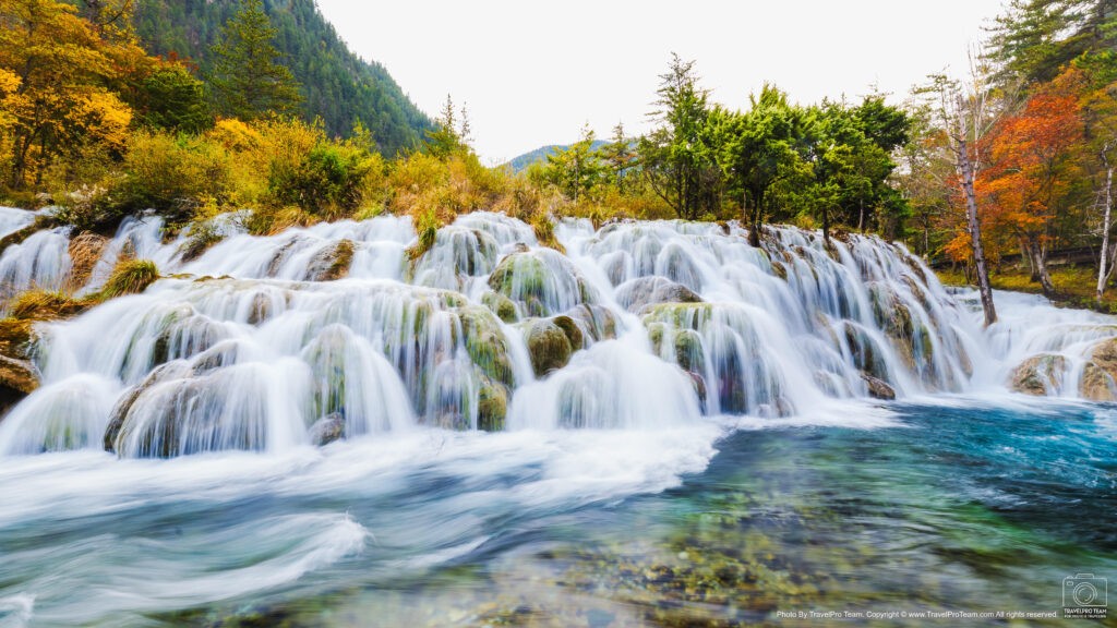 น้ำตกมังกรคู่ | Double-Dragon Waterfall in Jiuzhaigou Valley