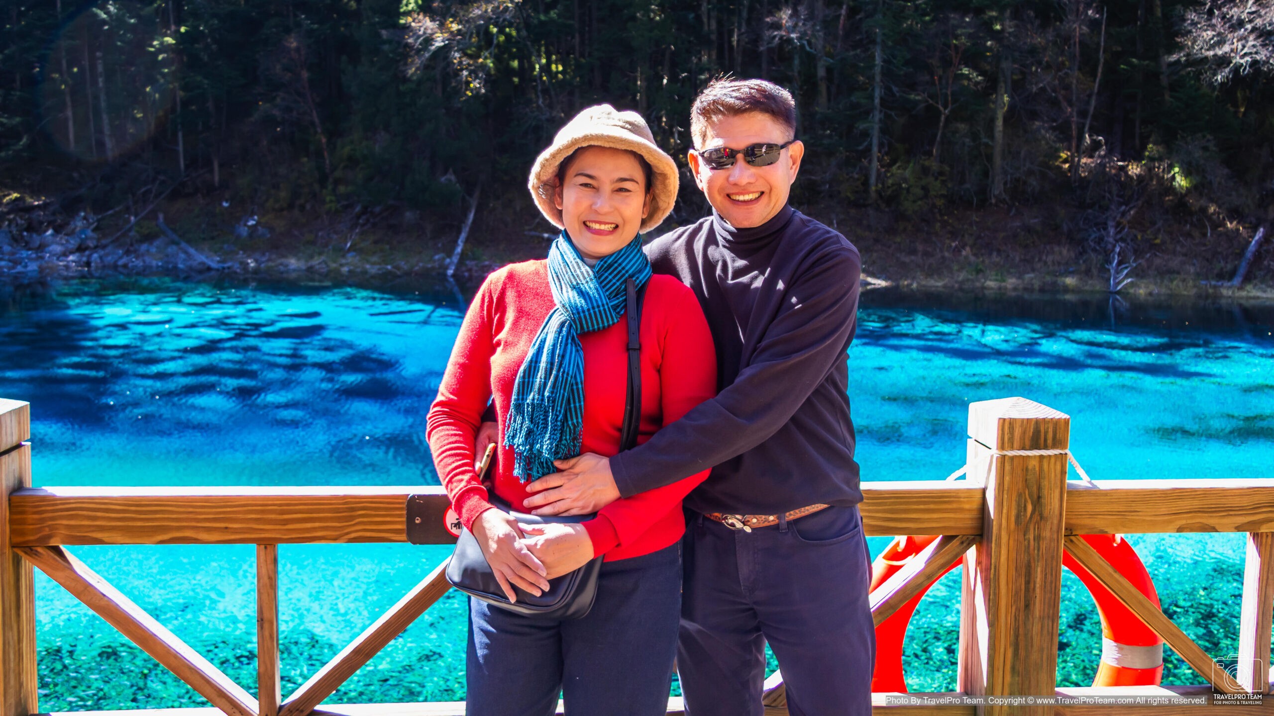 ทำไมสระน้ำห้าสี (Five Color Pond) จึงมีหลายเฉดสีในสระเดียว
