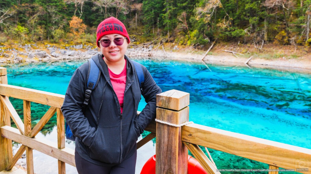 Five Color Pond (五彩池 / Wǔcǎi Chí / อู่ฉ่ายฉือ) หรือที่คนไทยจำนวนมากเรียกว่า “สระน้ำห้าสี” หรือ บ่อน้ำห้าสี