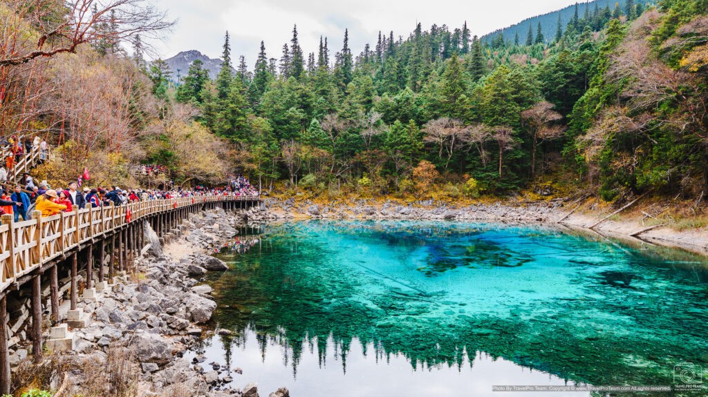 Five Color Pond (五彩池 / Wǔcǎi Chí / อู่ฉ่ายฉือ) หรือที่คนไทยจำนวนมากเรียกว่า “สระน้ำห้าสี” หรือ บ่อน้ำห้าสี