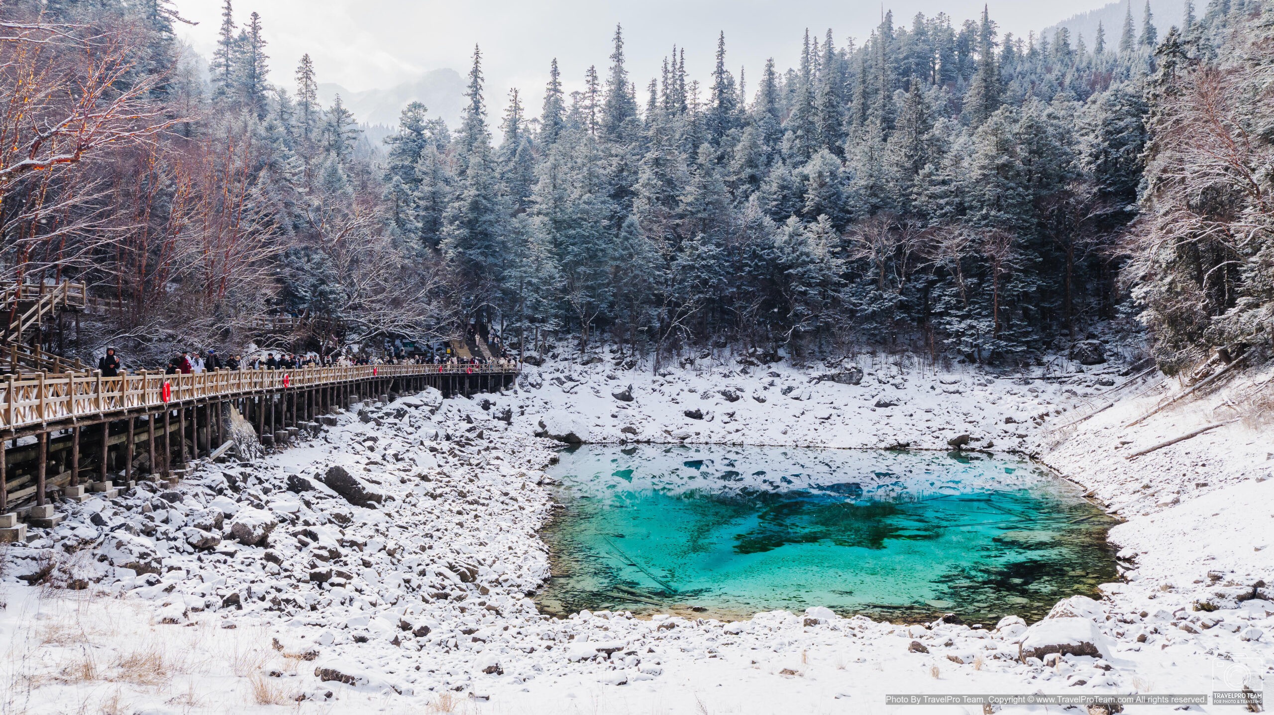 ทำไมสระน้ำห้าสี (Five Color Pond) จึงมีหลายเฉดสีในสระเดียว