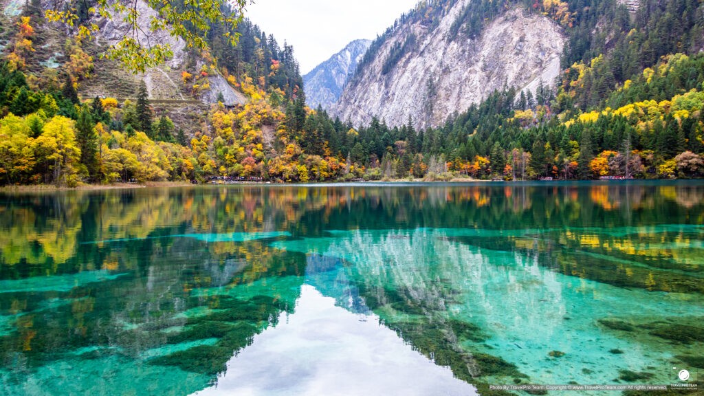 ทะเลสาบห้าสี หรือ Five Flower Lake (五花海 / Wǔhuā Hǎi)