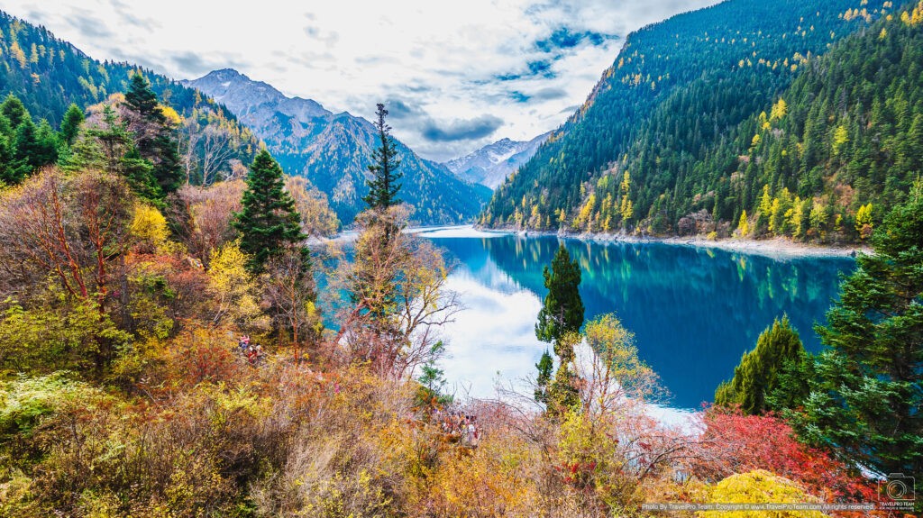 ทะเลสาบยาว (长海 : ฉางไห่) หรือ Long Lake ในอุทยาน จิ่วจ้ายโกว